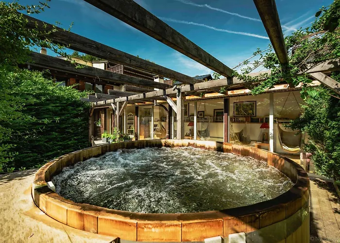 Victoria Retreat & Hotel